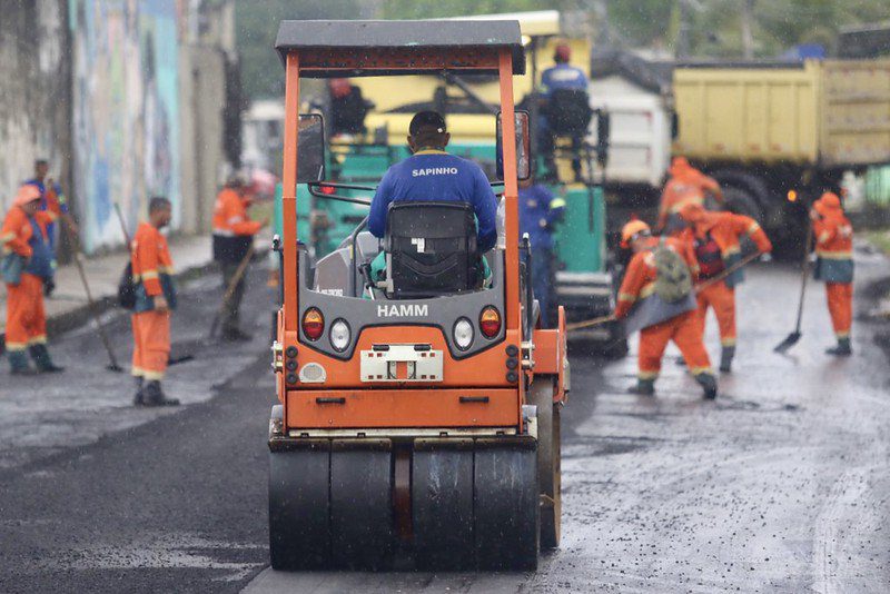 Dez meses de ‘Asfalta Manaus’ contra décadas de ruas abandonadas