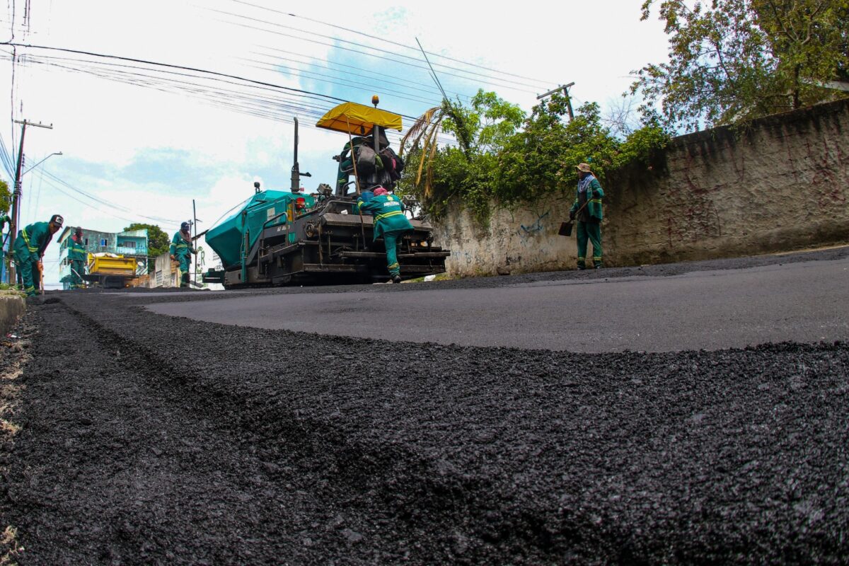 Prefeitura chega ao São Jorge com ‘Asfalta Manaus’ e alcança rua esquecida por 20 anos