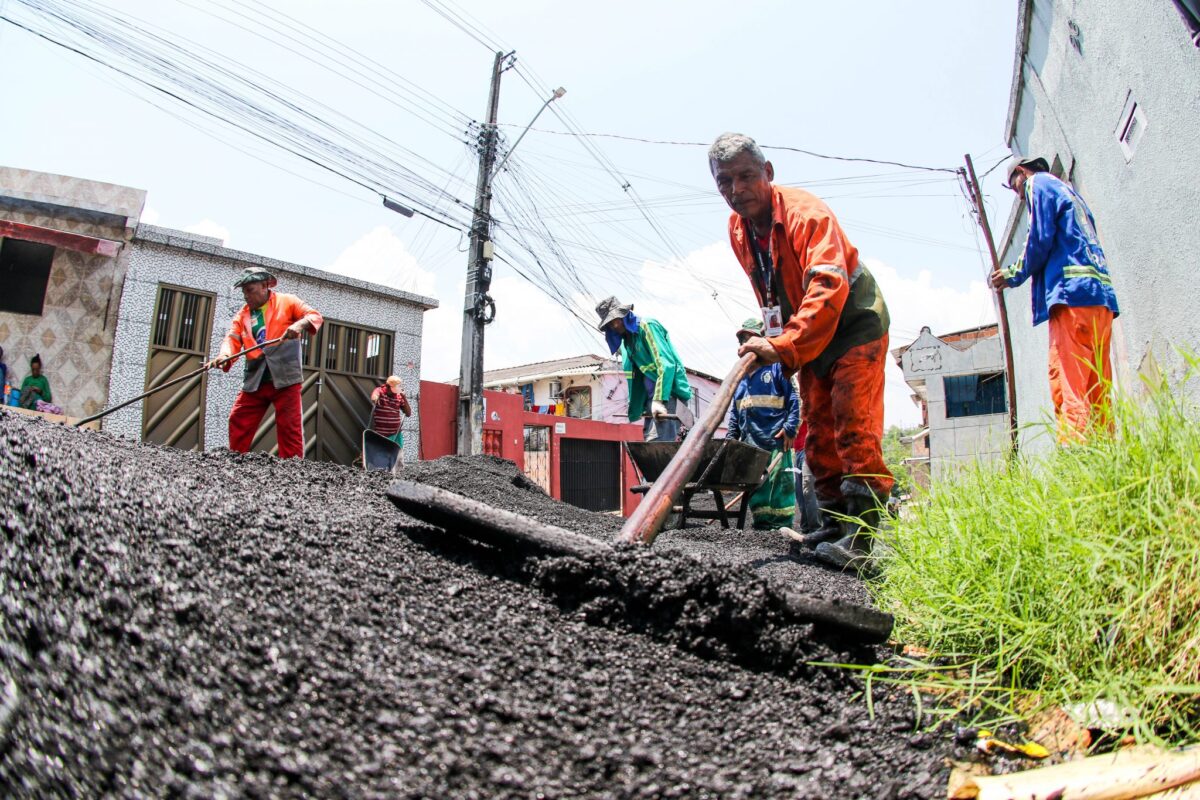 Prefeitura de Manaus contempla trecho principal no bairro Aleixo com os serviços de recuperação asfáltica