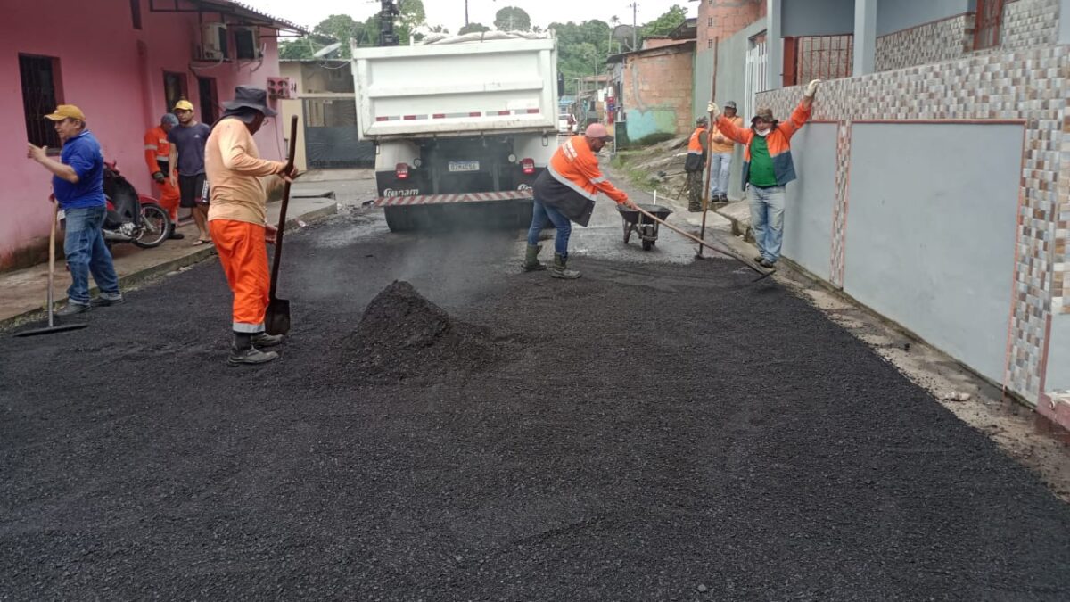 Prefeitura de Manaus realiza manutenção viária em ruas da zona Norte