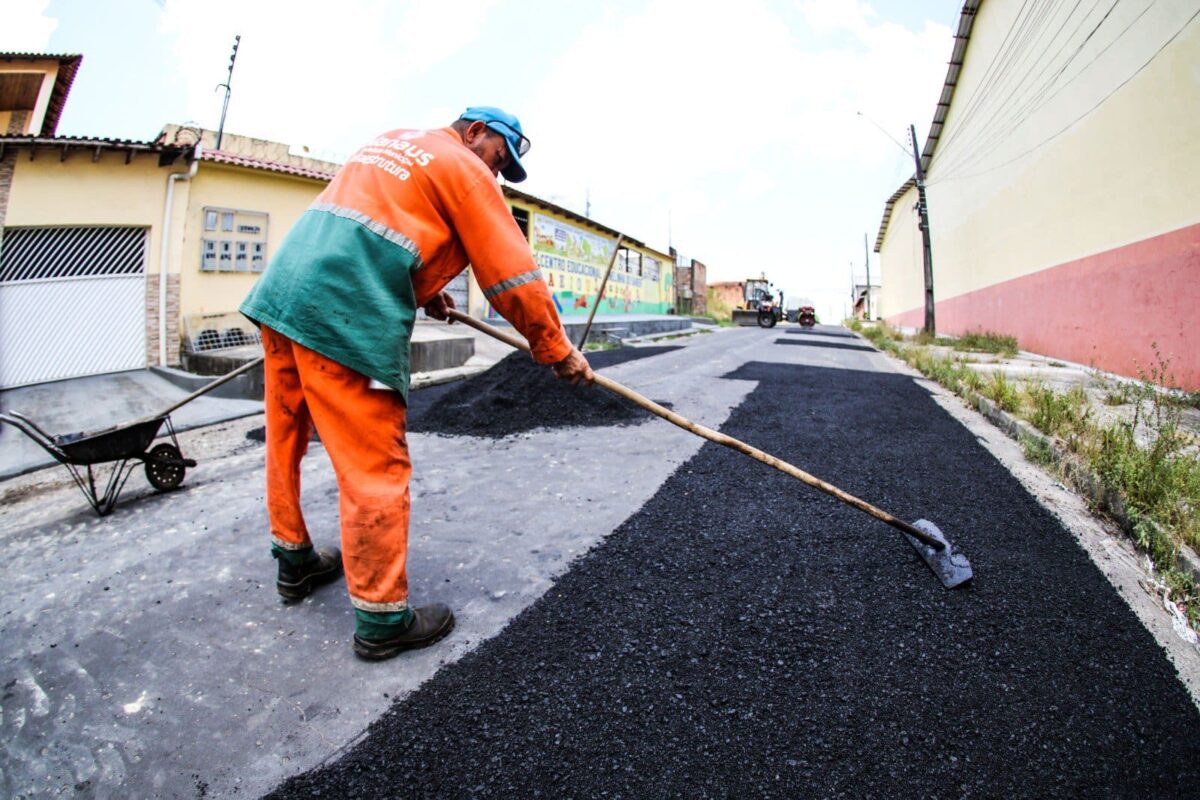 Prefeitura de Manaus realiza serviço de recuperação asfáltica no bairro Flores