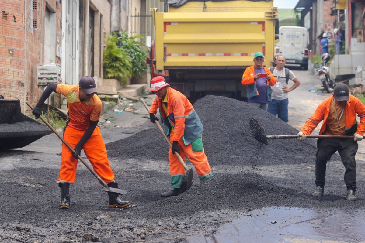 Prefeitura de Manaus retoma obras e avenida Cruzeiro começa a ser asfaltada