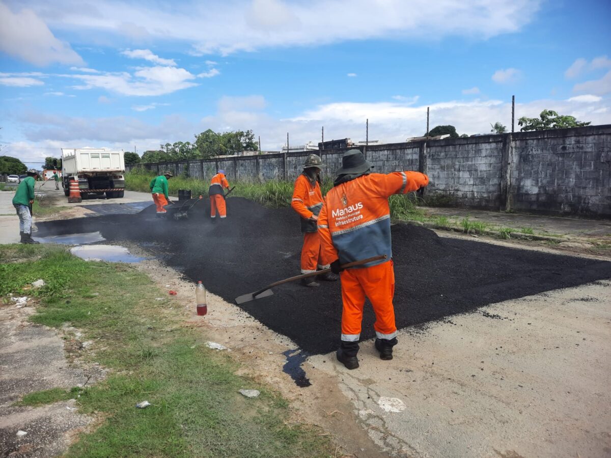 Prefeitura intensifica serviço de recuperação viária no bairro Flores