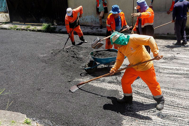 Prefeitura de Manaus intensifica serviços de recuperação asfáltica no bairro Flores