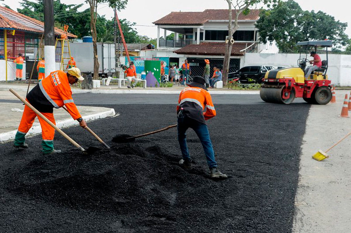 Prefeitura de Manaus recapeia via do conjunto Mundo Novo há 25 anos sem receber infraestrutura