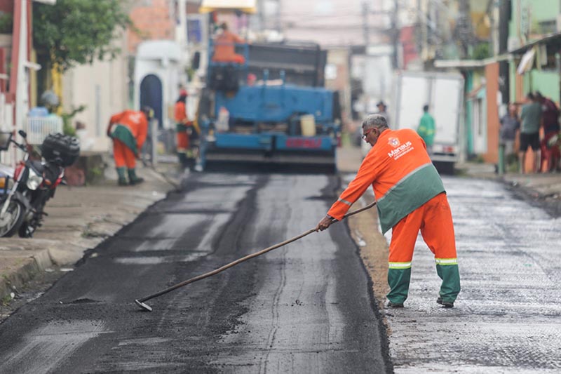 avança no Vila da Prata e moradores relatam espera de 45 anos por asfalto novo