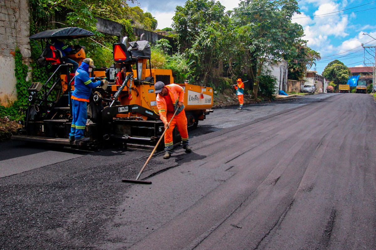 Asfalta Manaus’ da prefeitura atua com novas frentes de obras em ruas do bairro Planalto e recupera trecho de 350 metros