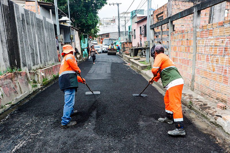 Prefeitura de Manaus intensifica trabalhos de manutenção em asfalto no Zumbi dos Palmares