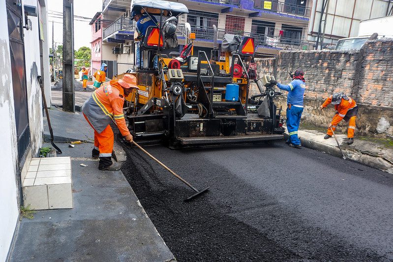 ‘Asfalta Manaus’ da prefeitura amplia frentes de obras e recapeamento chega às ruas do bairro Japiim