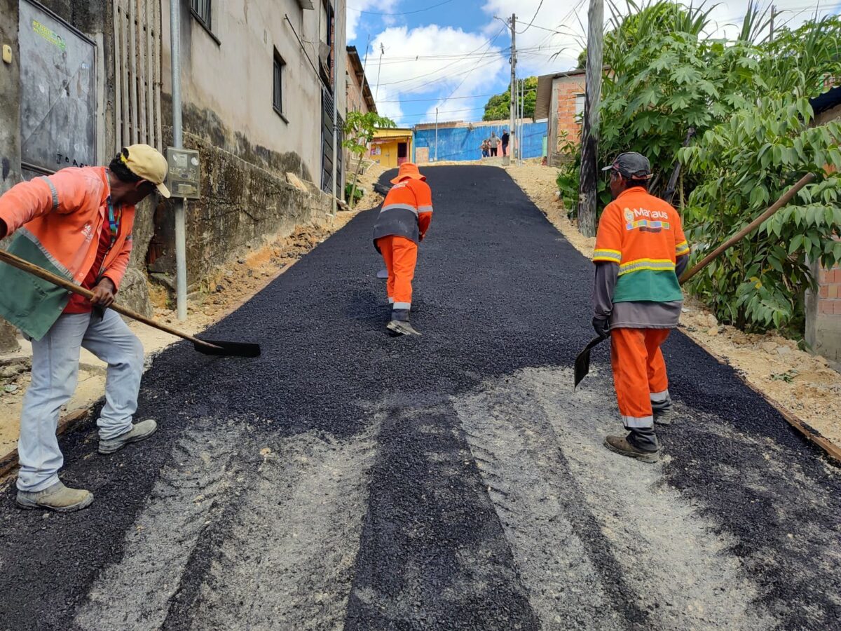 Força-tarefa da prefeitura leva pavimentação à travessa em solo natural no bairro Cidade de Deus