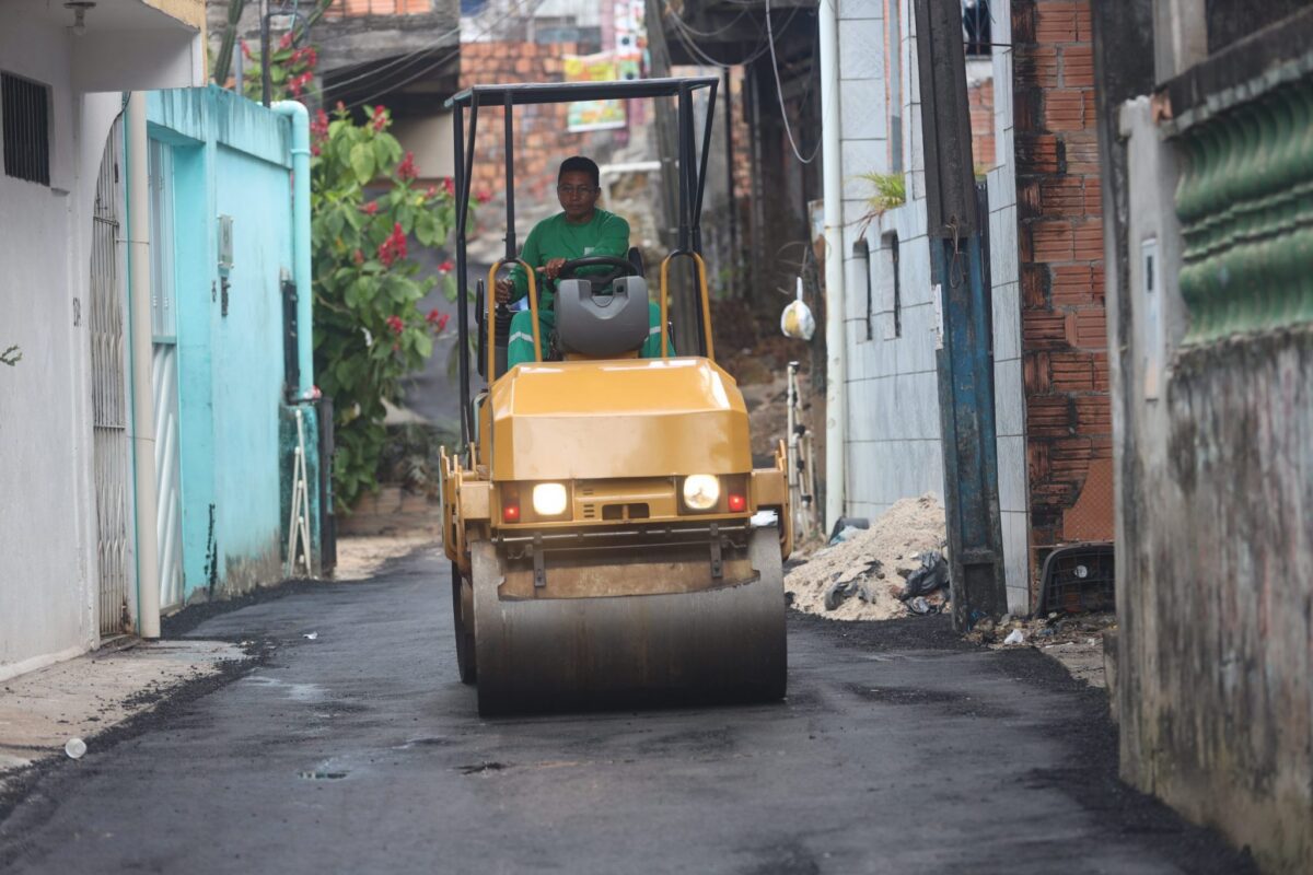 Prefeitura de Manaus beneficia beco com os serviços de recapeamento asfáltico no bairro Compensa