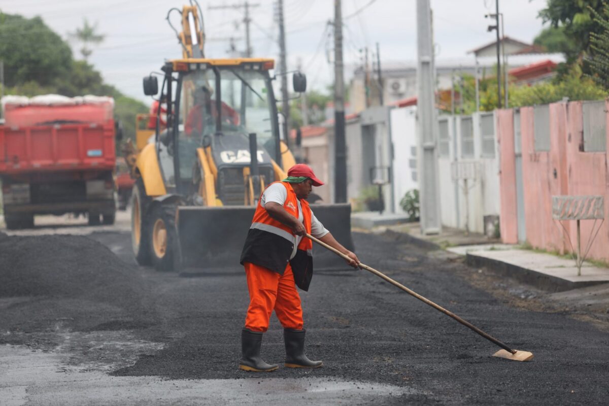 Prefeitura de Manaus contempla via do conjunto Tiradentes com recapeamento asfáltico