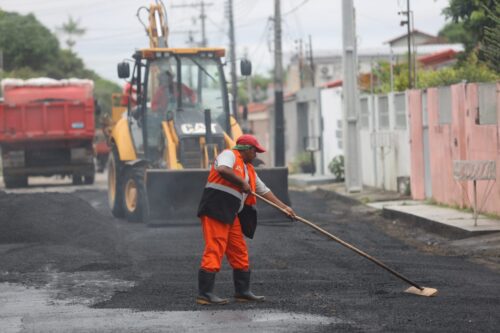 Prefeitura de Manaus contempla via do conjunto Tiradentes com recapeamento asfáltico