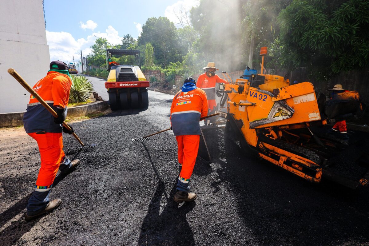 Prefeitura intensifica recapeamento em vias no bairro Flores com o programa ‘Asfalta Manaus’