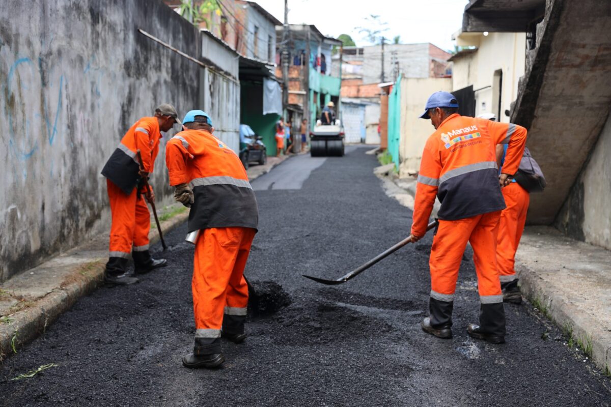 Travessa Juatuba recebe recapeamento asfáltico da Prefeitura de Manaus