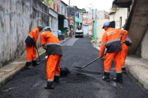 Travessa Juatuba recebe recapeamento asfáltico da Prefeitura de Manaus
