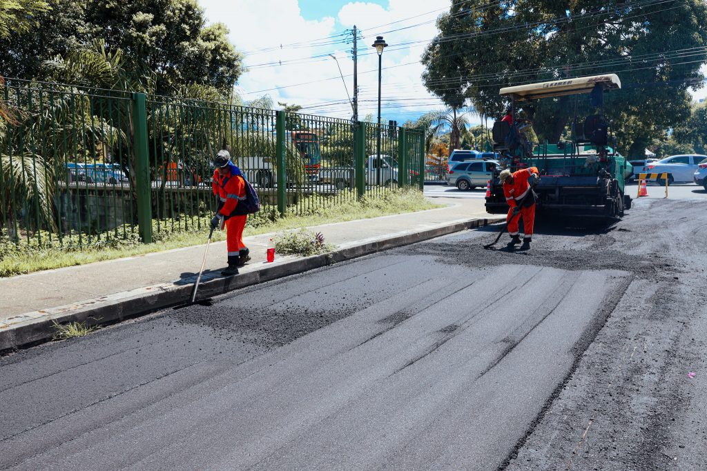 intensifica serviços na rua Jonathas Pedrosa