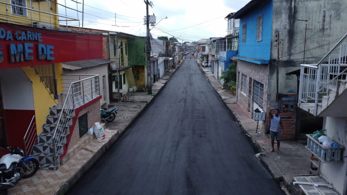 ‘Asfalta Manaus’ recapeia via principal de 600 metros do bairro Lírio do Vale