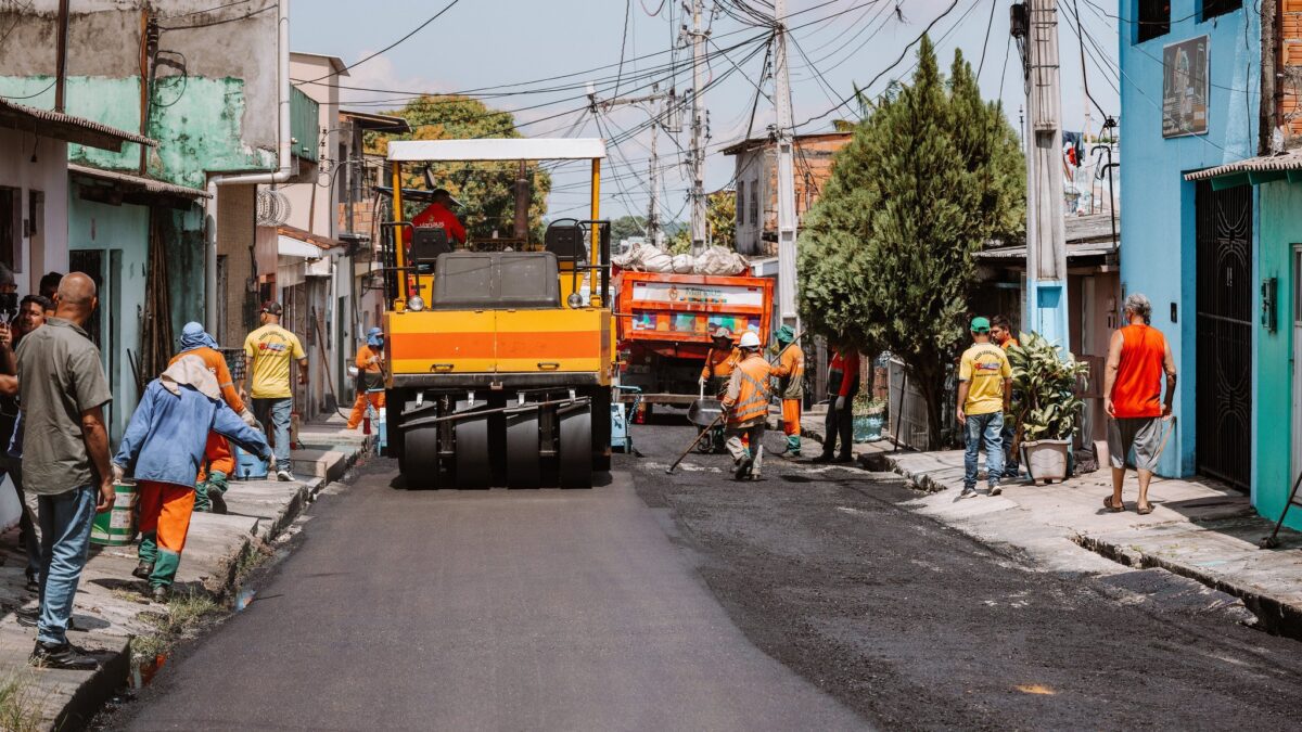 Moradores acompanham execução do programa ‘Asfalta Manaus’ e atestam qualidade do pavimento no conjunto Amazonino Mendes