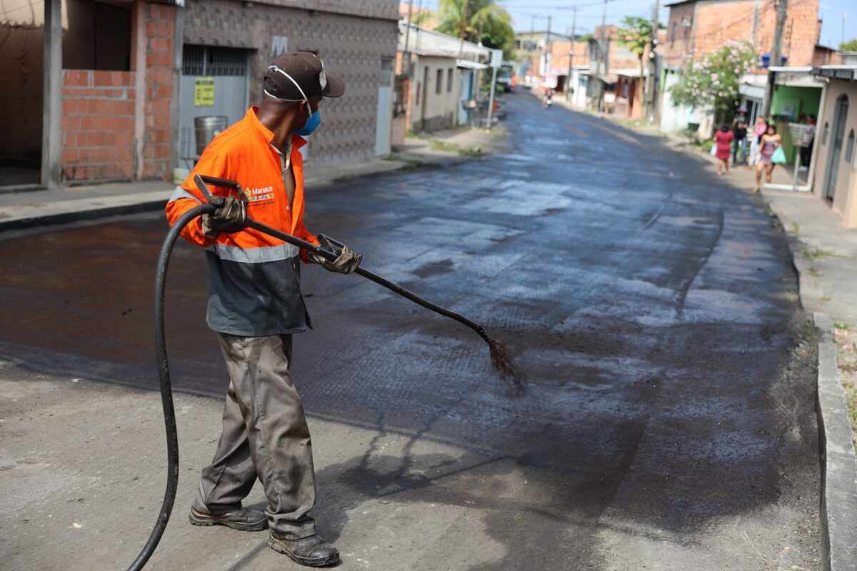 Programa ‘Asfalta Manaus’ da prefeitura recapeia novo trecho no bairro Mauazinho