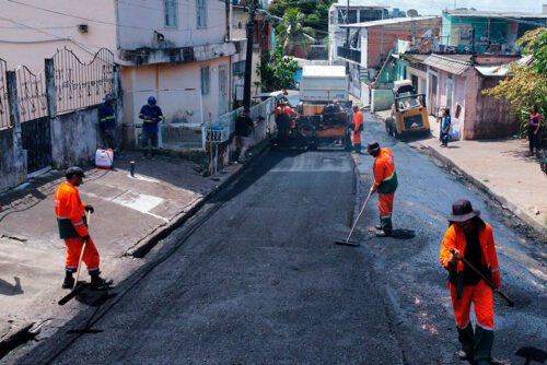 Asfalta Manaus da prefeitura recapeia novo trecho no bairro Compensa