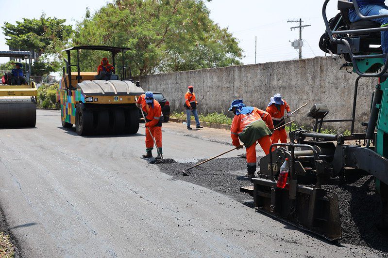 ‘Asfalta Manaus’, da prefeitura, recapeia novo trecho no conjunto Vista Bela