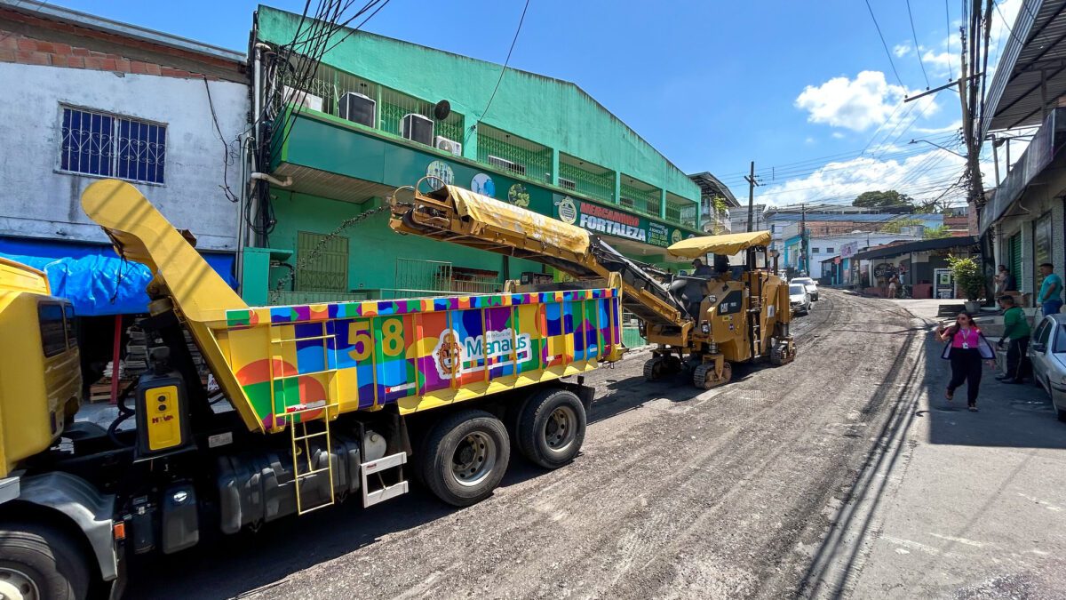 Prefeitura de Manaus realiza serviço de fresagem em trecho principal do bairro Petrópolis