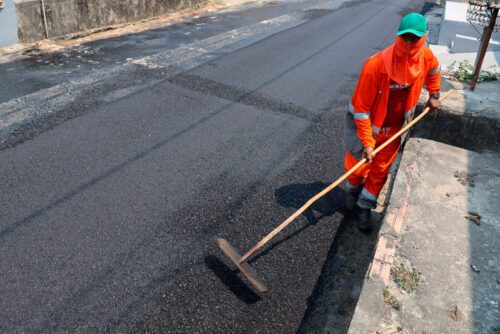 Asfalta Manaus beneficia mais duas ruas no bairro Mauazinho