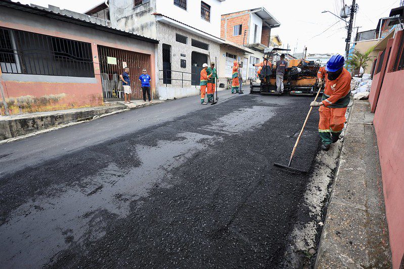 Programa ‘Asfalta Manaus’ da prefeitura beneficia novo trecho no bairro Glória