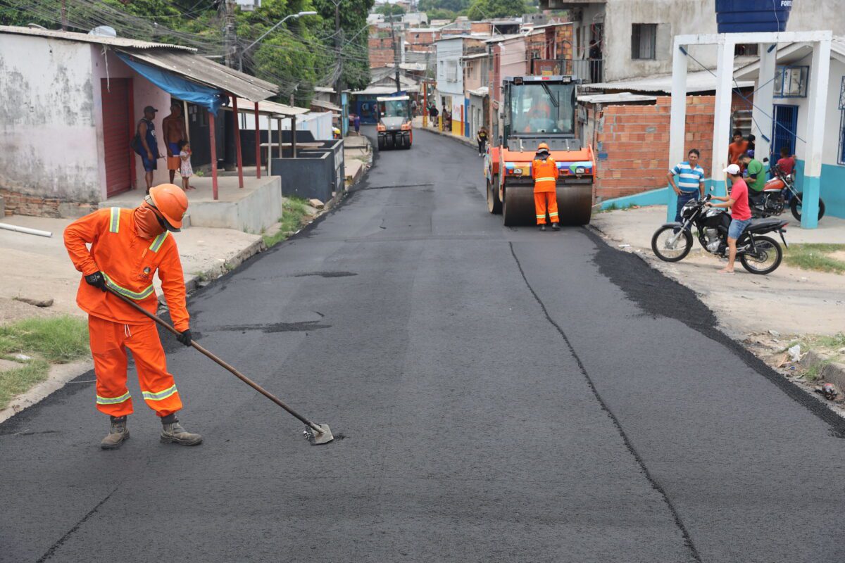 ‘Asfalta Manaus’ da prefeitura aplica mais de 530 toneladas de massa asfáltica em trecho do bairro Petrópolis