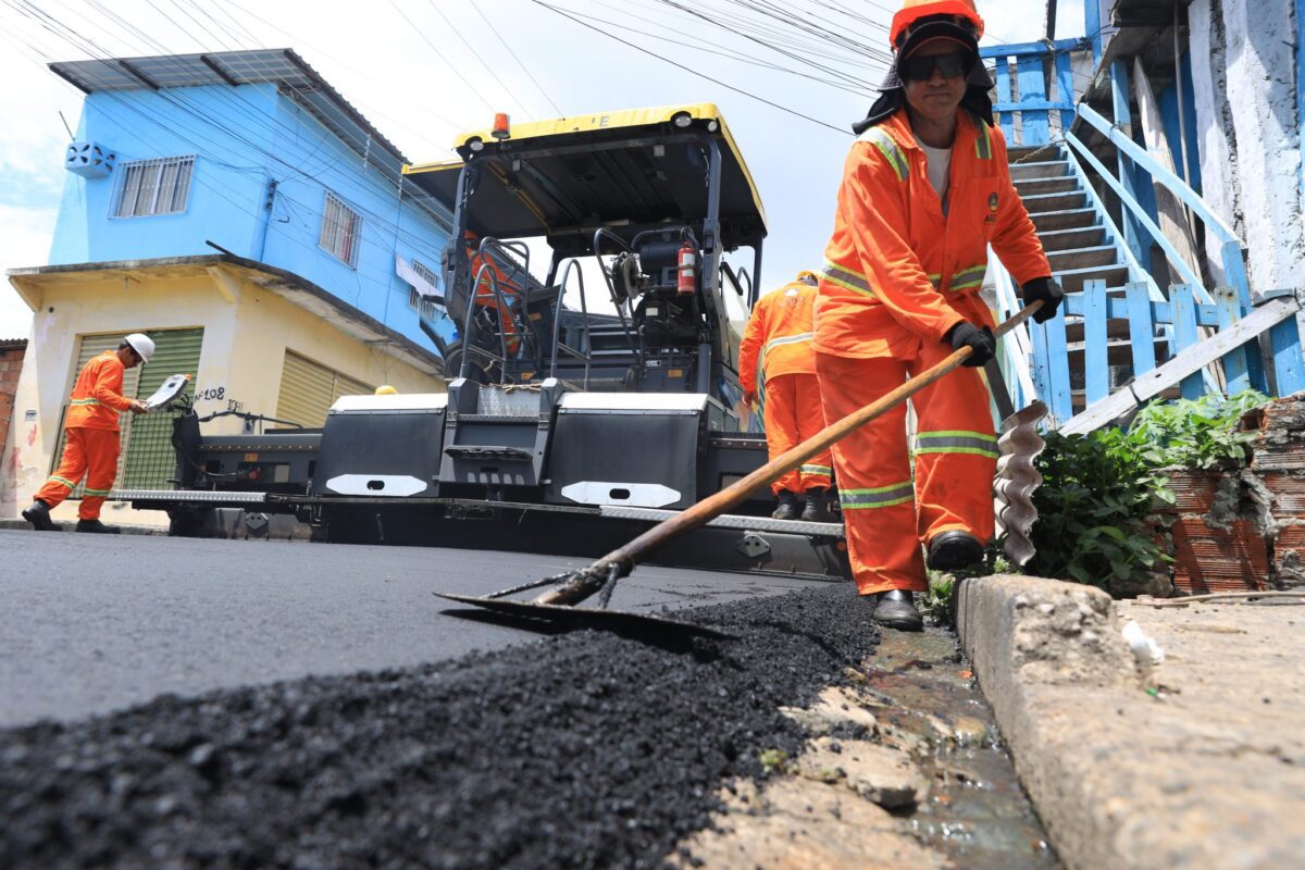 Prefeitura entrega novo trecho recapeado no bairro Novo Aleixo