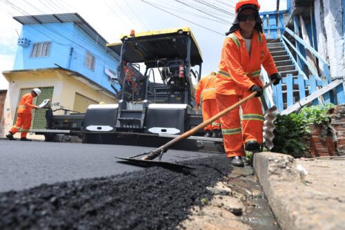Prefeitura entrega novo trecho recapeado no bairro Novo Aleixo