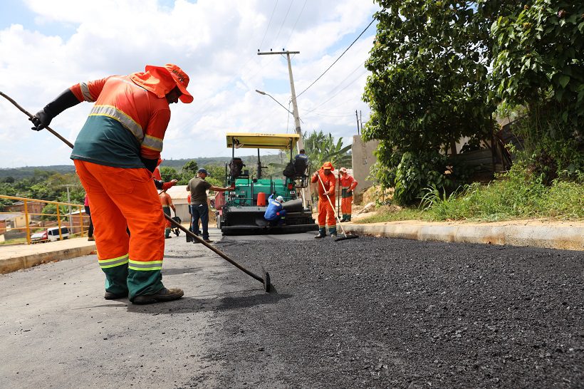 Prefeitura pavimenta rua principal da comunidade Parque das Tribos