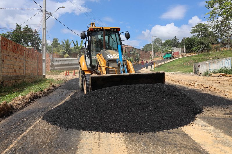 Prefeitura pavimenta comunidade Parque das Tribos