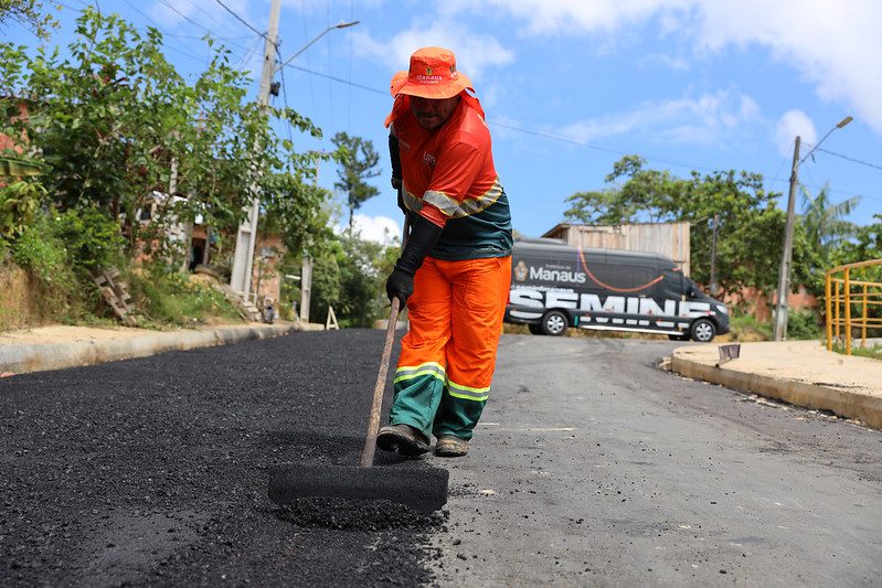 Prefeitura pavimenta rua principal da comunidade Parque das Tribos