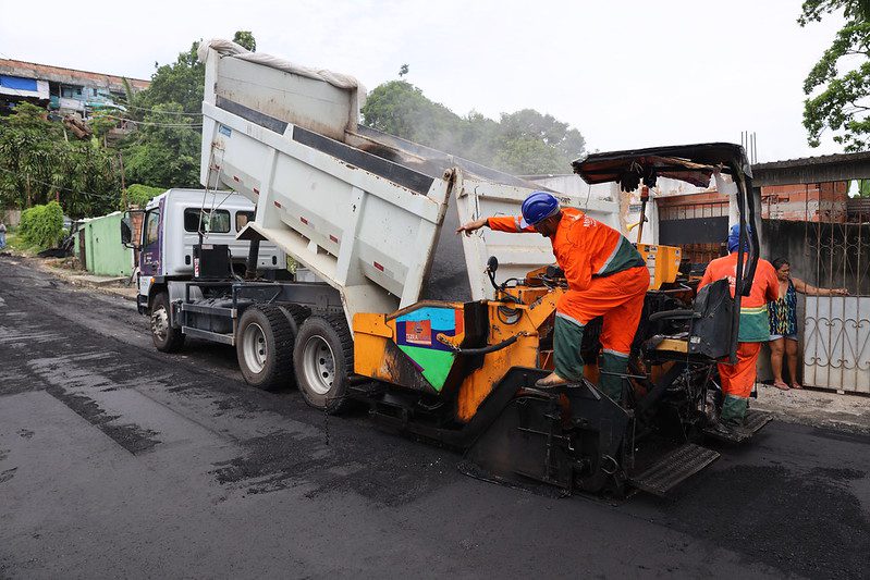 Prefeitura recapeia rua do Novo Aleixo no 1º dia do ano