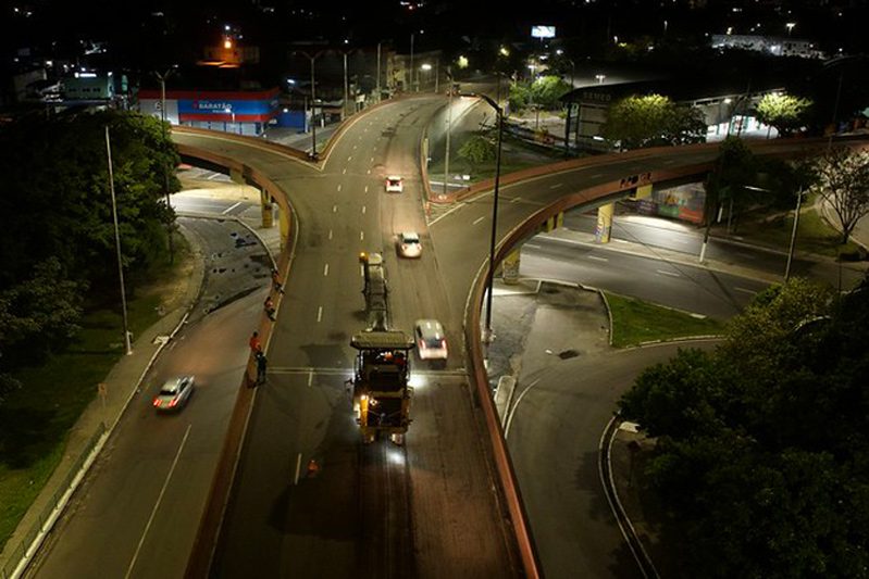 Recapeamento de 8 mil metros quadrados de pavimento no viaduto Miguel Arraes