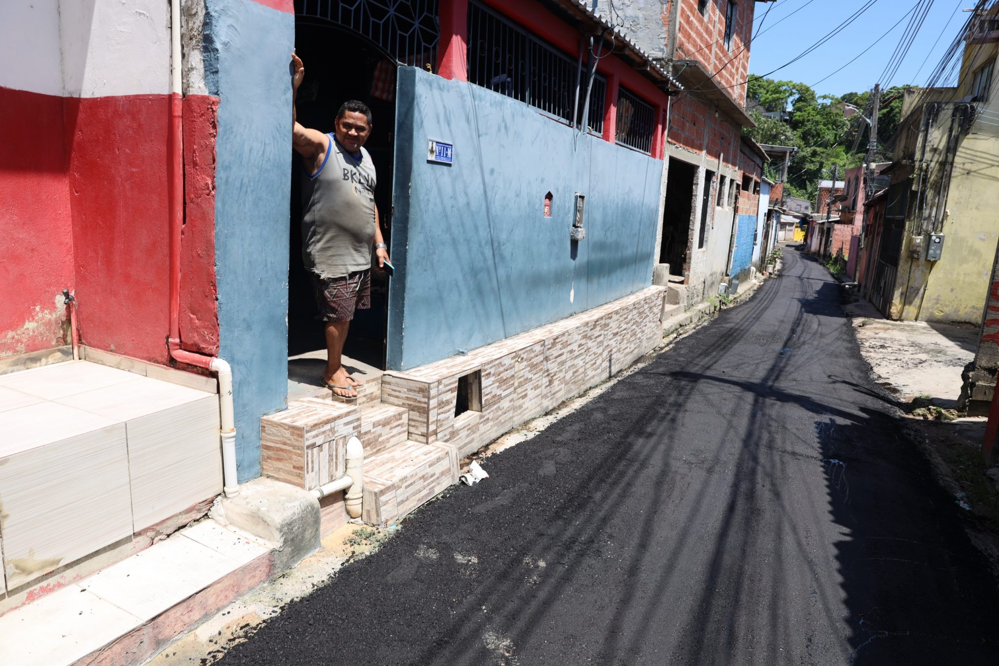 Prefeitura beneficia beco com os serviços de recapeamento asfáltico no São Francisco