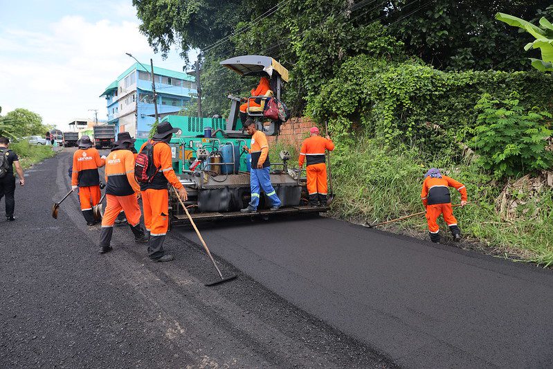 Asfalta Manaus’ da prefeitura aplica 400 toneladas em via do conjunto Boas Novas