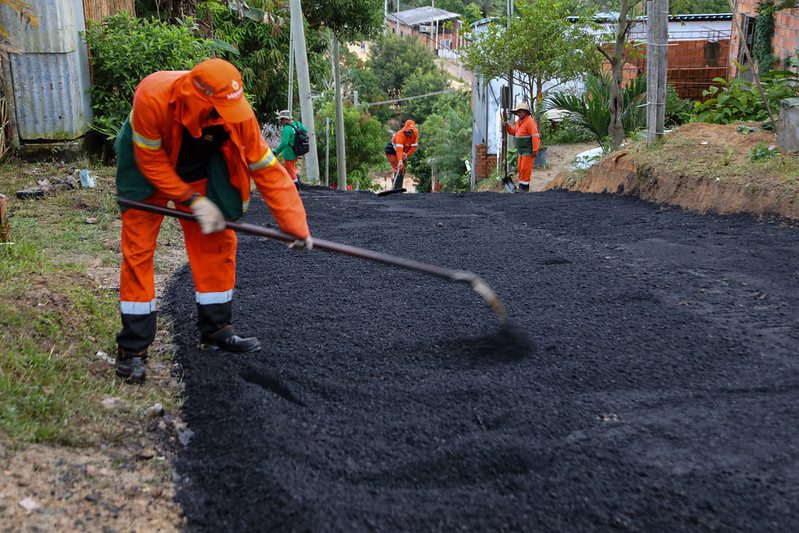 Comunidade Coliseu 3 Recebe Primeira Caçamba de Asfalto