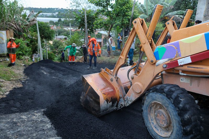 Asfaltamento das ruas na comunidade Coliseu 3, na zona Leste