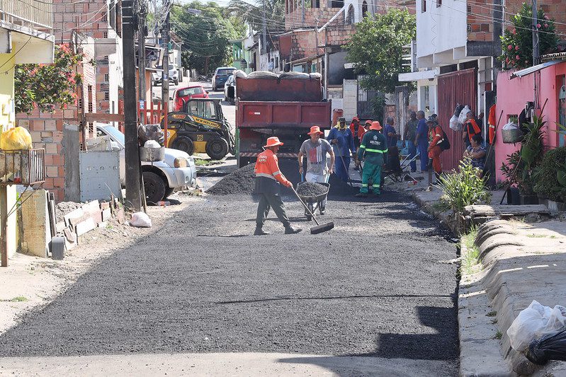 Prefeitura de Manaus recapeia ruas do bairro Zumbi dos Palmares na zona Leste